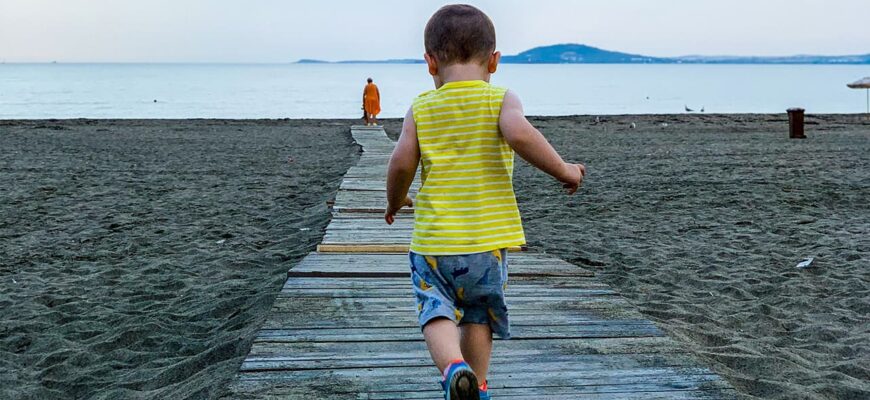 Мальчик бежит к морю в Бургасе
